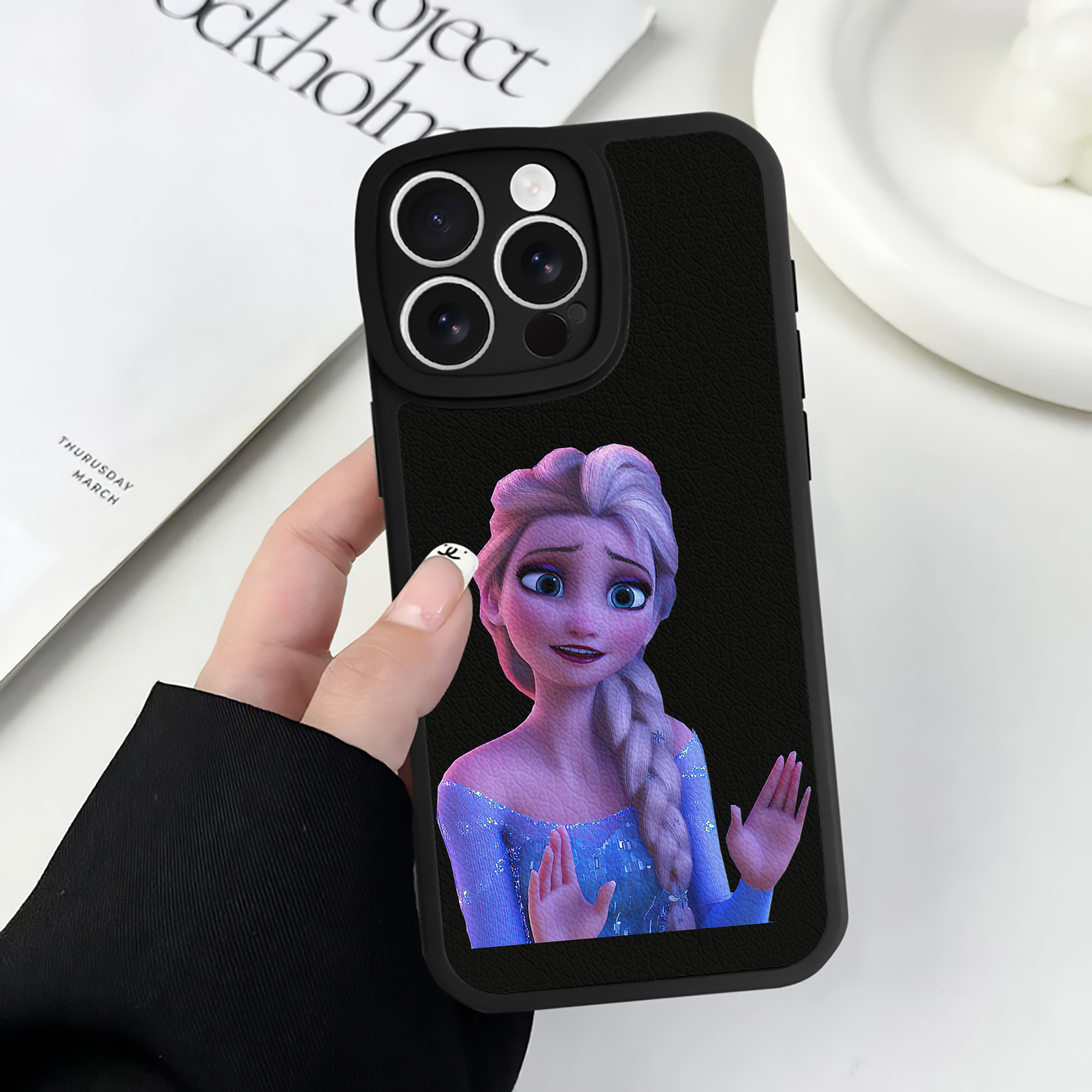 （画像用） アナと雪の女王 アンナ エルサ Frozen Anna Elsa 【iPhone 16シリーズ対応】シリコンスマホケース（レザー調） 材質：シリコン